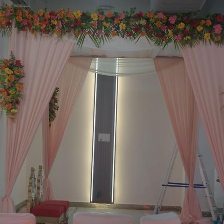 Rr Galaxy Hotel Gurgaon Exterior photo