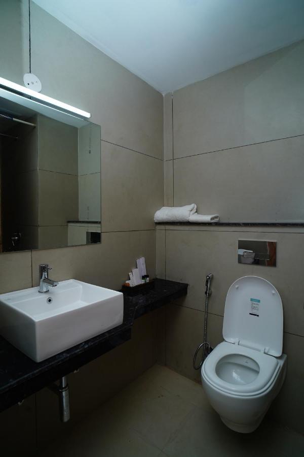 Rr Galaxy Hotel Gurgaon Exterior photo