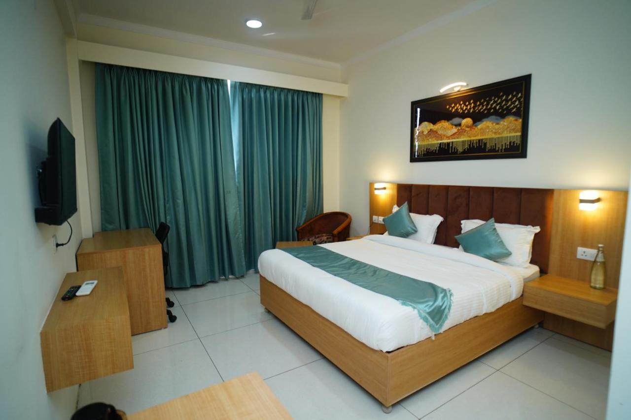Rr Galaxy Hotel Gurgaon Exterior photo