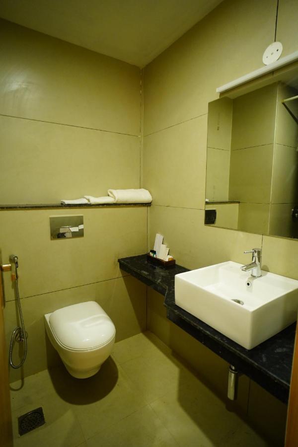 Rr Galaxy Hotel Gurgaon Exterior photo