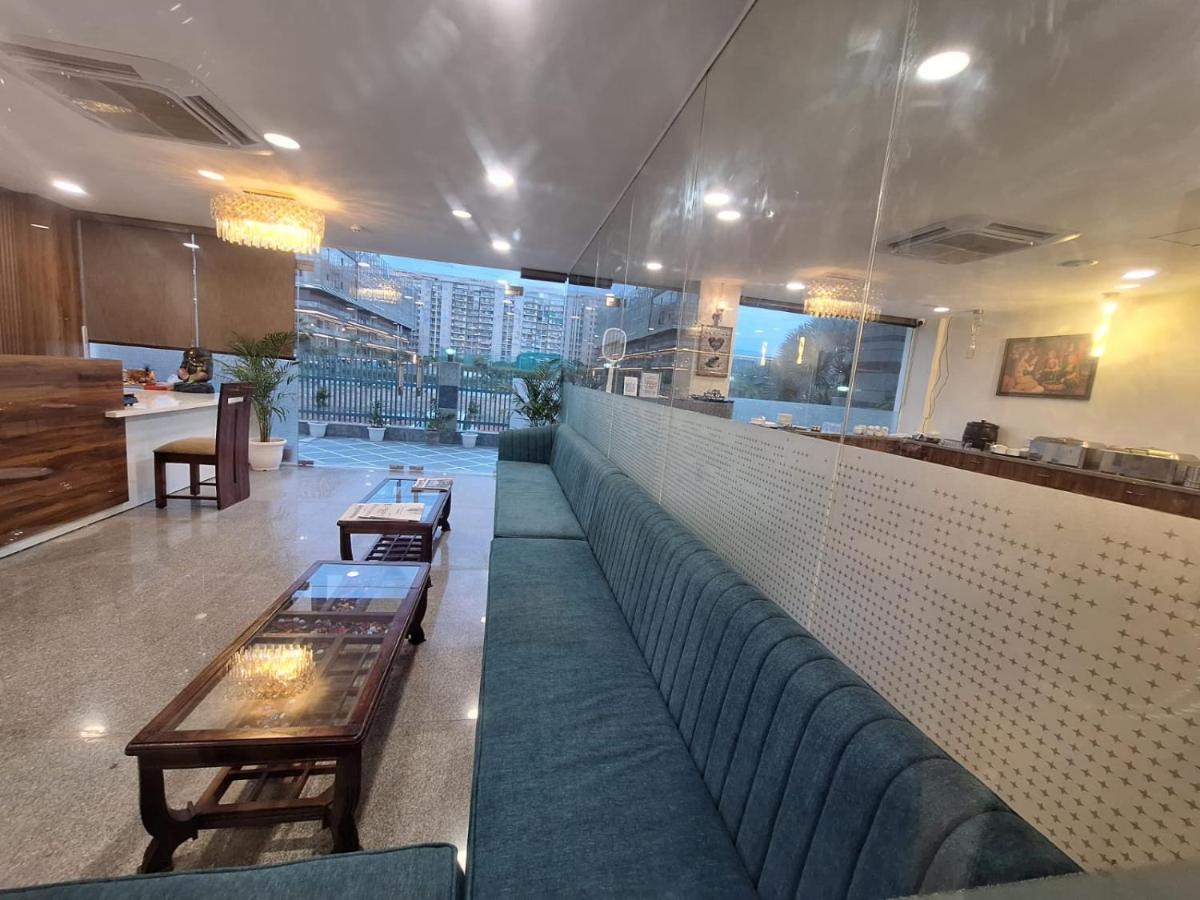 Rr Galaxy Hotel Gurgaon Exterior photo