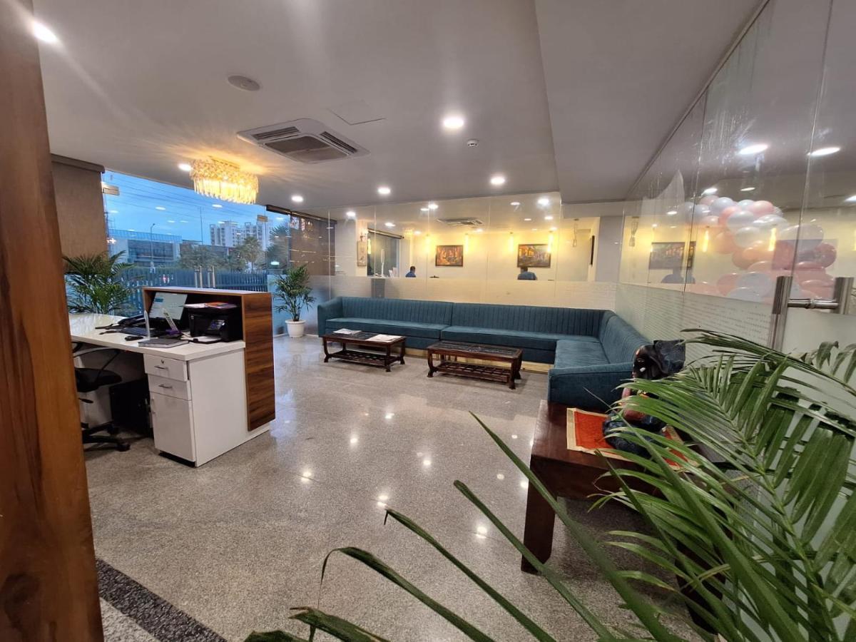 Rr Galaxy Hotel Gurgaon Exterior photo
