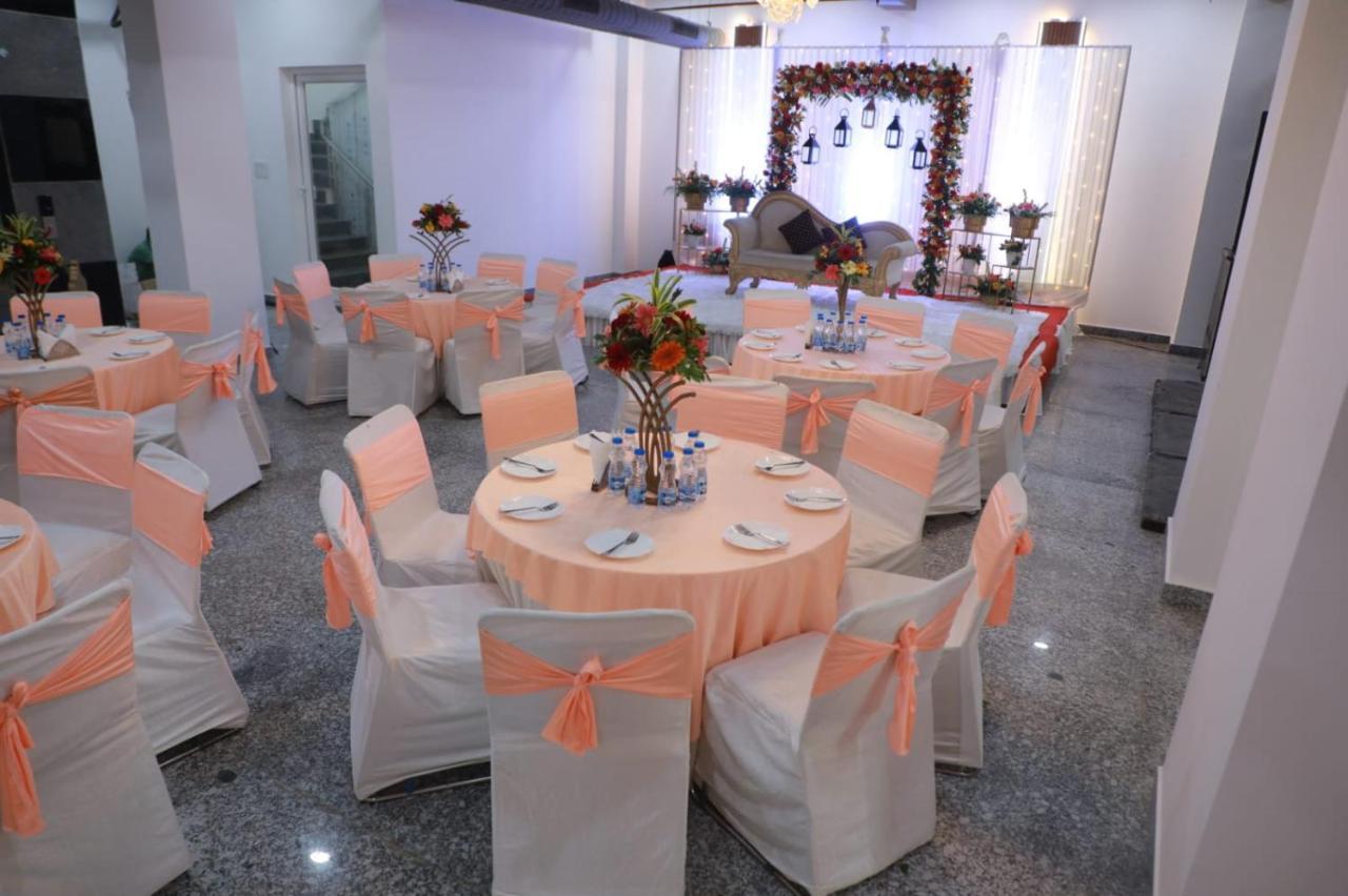 Rr Galaxy Hotel Gurgaon Exterior photo