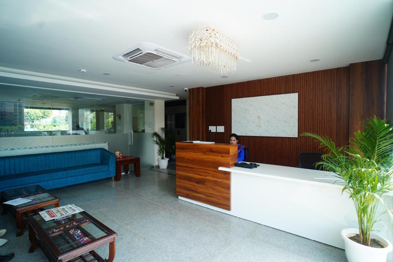 Rr Galaxy Hotel Gurgaon Exterior photo