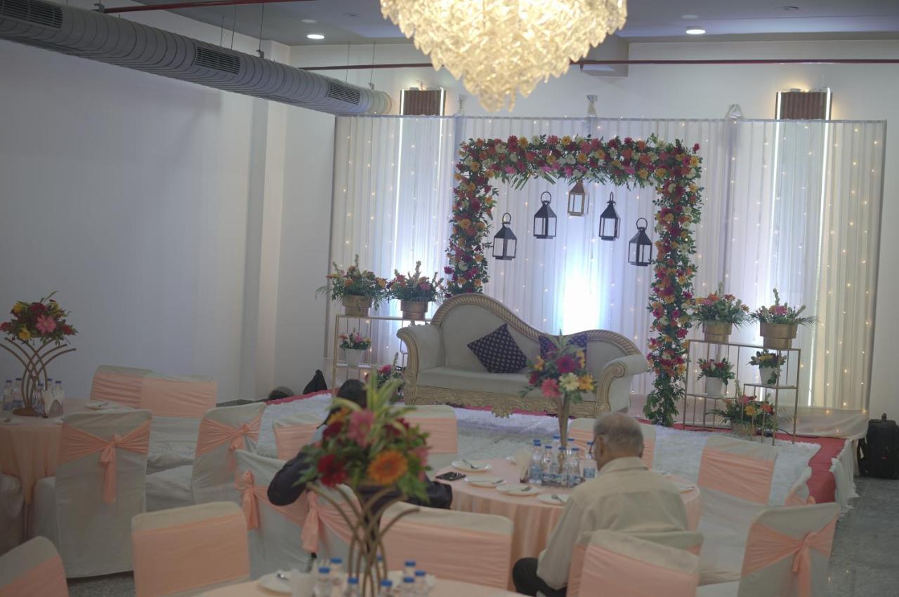 Rr Galaxy Hotel Gurgaon Exterior photo