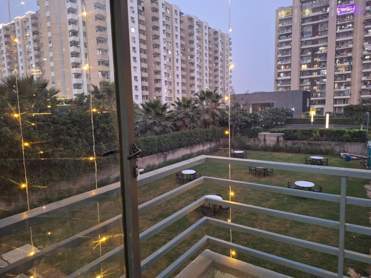 Rr Galaxy Hotel Gurgaon Exterior photo