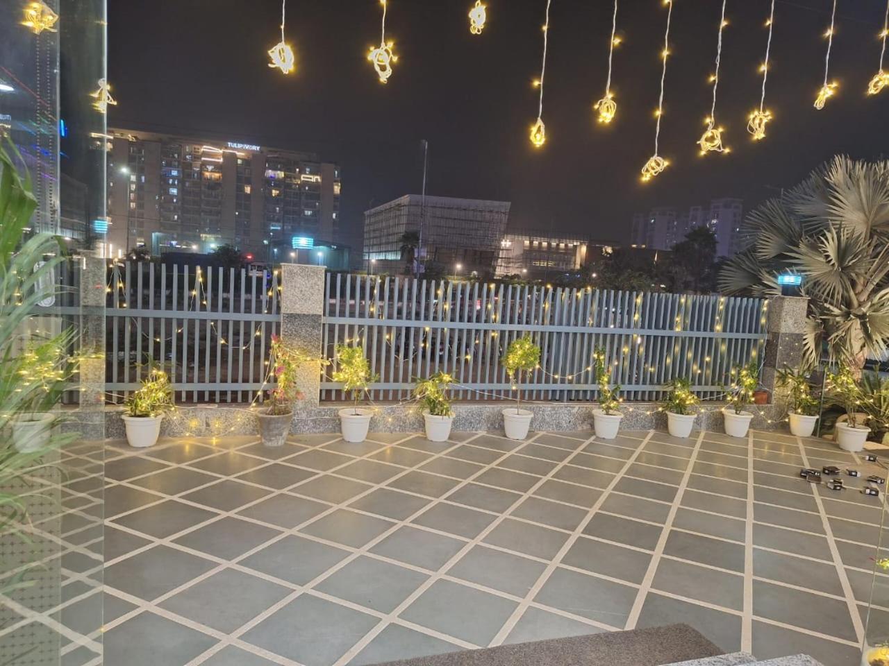 Rr Galaxy Hotel Gurgaon Exterior photo