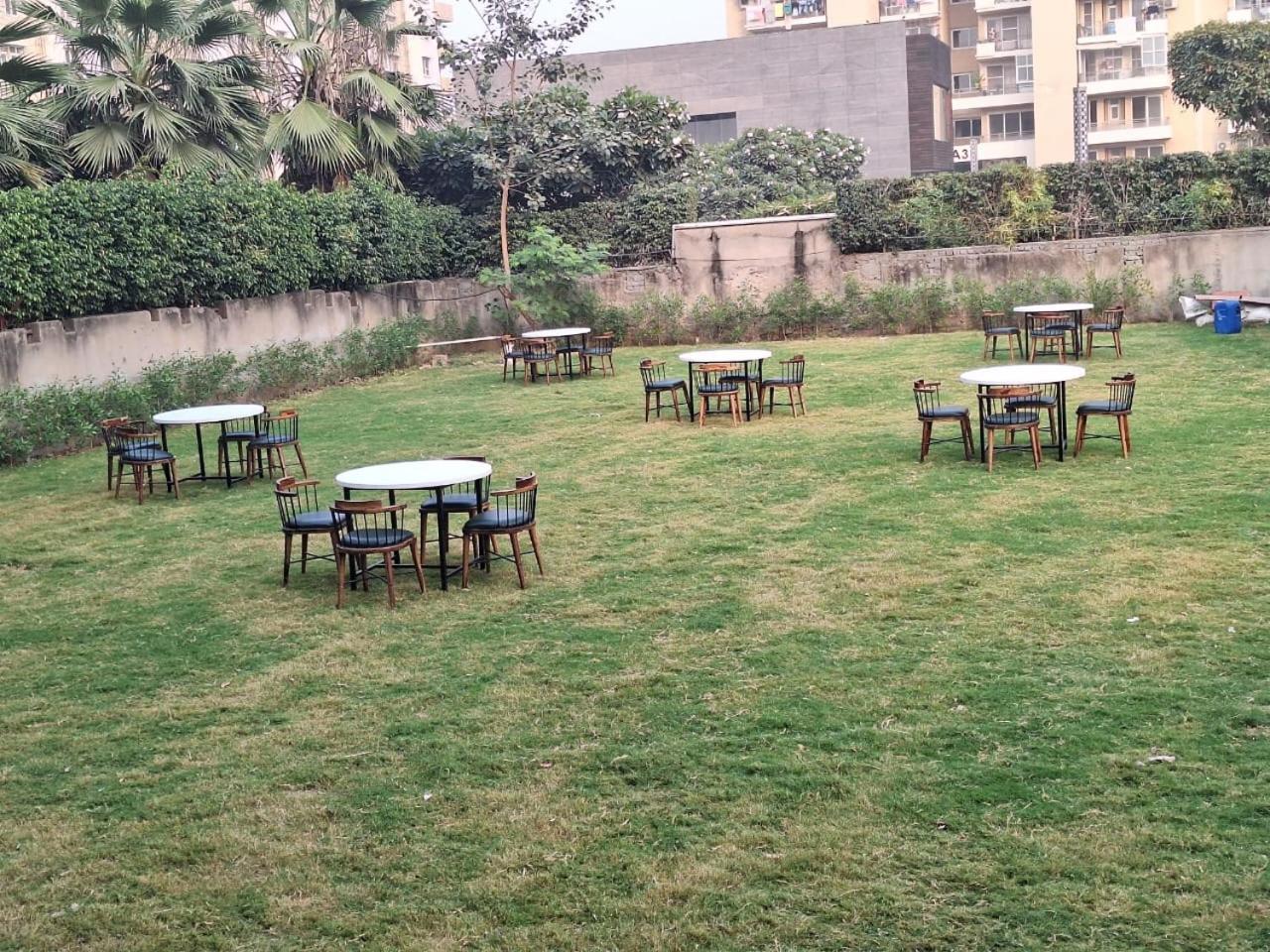 Rr Galaxy Hotel Gurgaon Exterior photo