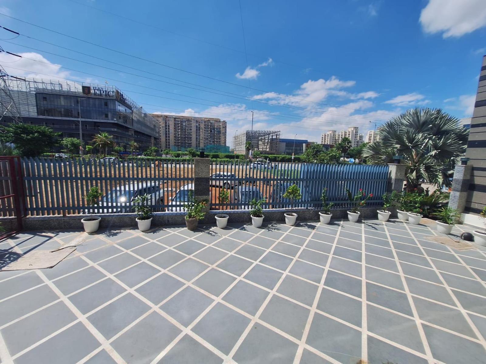 Rr Galaxy Hotel Gurgaon Exterior photo